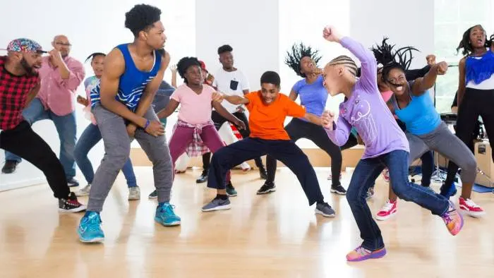 Grupo diverso de personas bailando en una clase de zumba