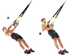 Hombre entrenando el pecho con cintas TRX, en las posiciones de estiramiento y de empuje