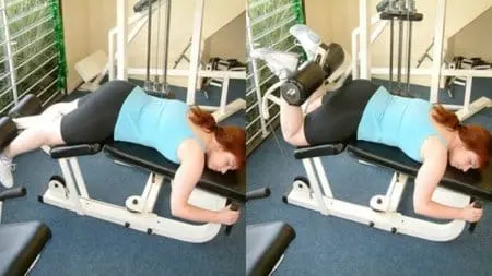 Mujer haciendo curl femoral tumbada boca abajo en la máquina de isquiotibiales
