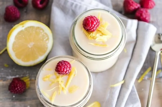 Tarros de yogur con frambuesas y ralladura de limón