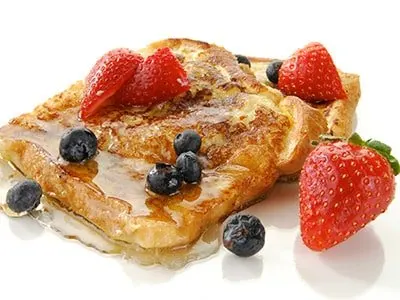 Tostadas francesas con fresas, arándanos y sirope