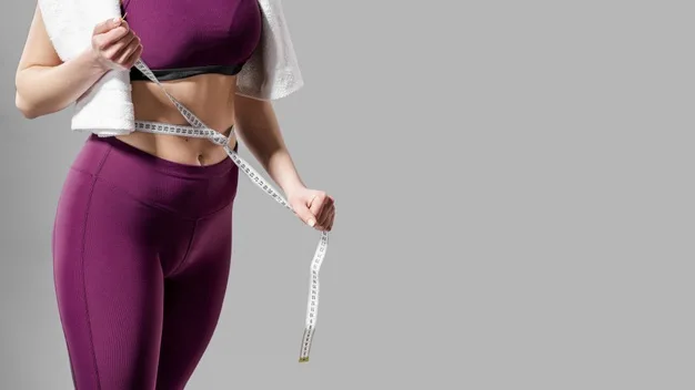 Mujer midiéndose la cintura con una cinta métrica