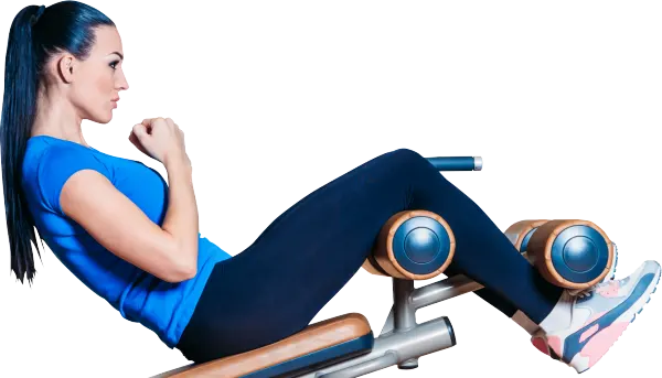 Mujer haciendo abdominales en una máquina, sobre fondo blanco