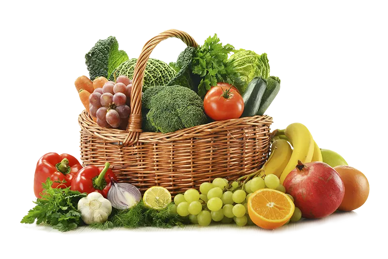 Cesta de mimbre rebosante de frutas y verduras frescas