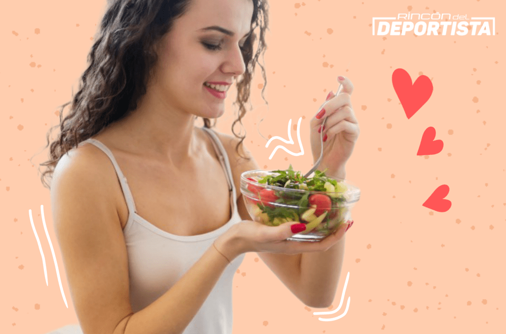 Mujer sonriente comiendo un bol de ensalada, sobre fondo naranja con corazones